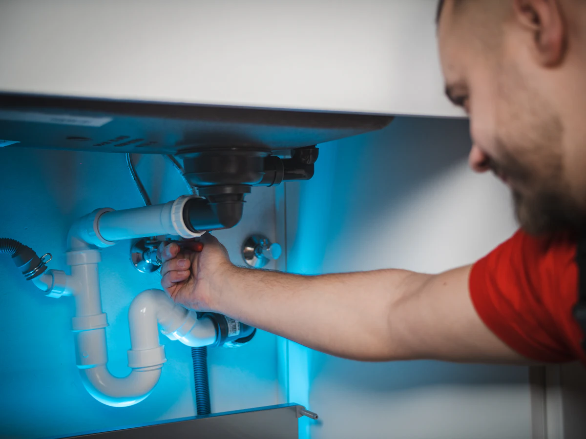 Plumber at work, Alori app for plumbing
