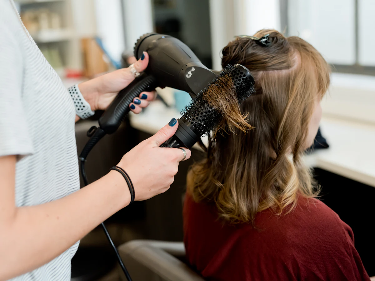 Styliste au travail dans un salon, app Alori pour les salons